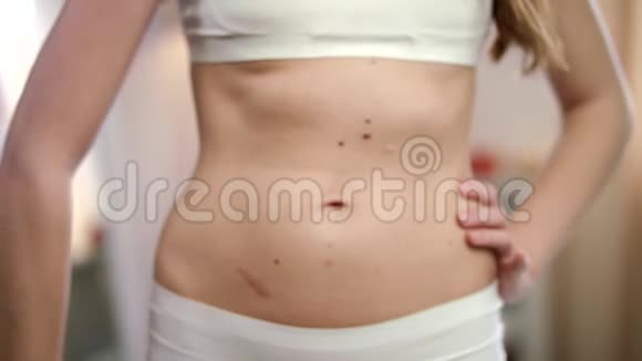 女人的手在苗条的身体背景上显示OK标志完美腰部的女人视频的预览图