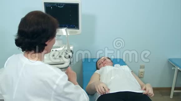 孕妇做超声波检查视频的预览图