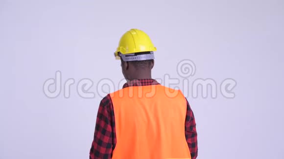非洲青年建筑工人导演的后视视频的预览图