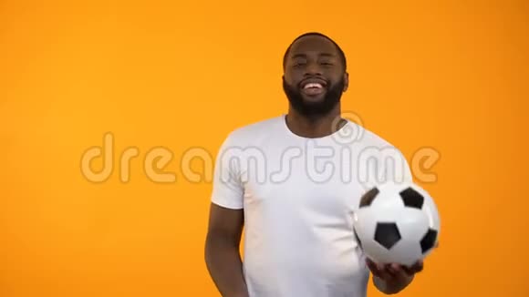 微笑美国黑人男子踢足球健康的生活方式运动视频的预览图