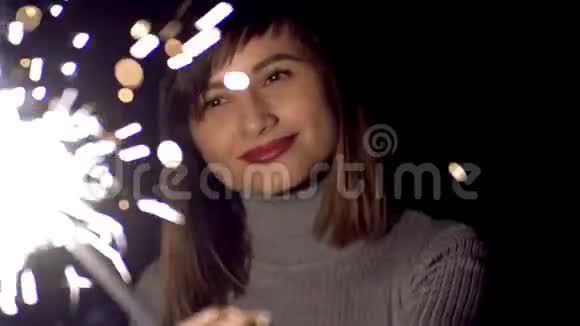 年轻女孩花在面对一个闪闪发光的人视频的预览图