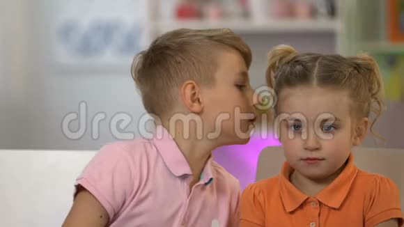 男孩对女孩说悄悄话对无辜的小妹妹说谎言弟弟视频的预览图