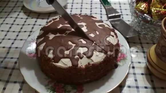 女孩灵巧地把蛋糕切成光滑的碎片视频的预览图