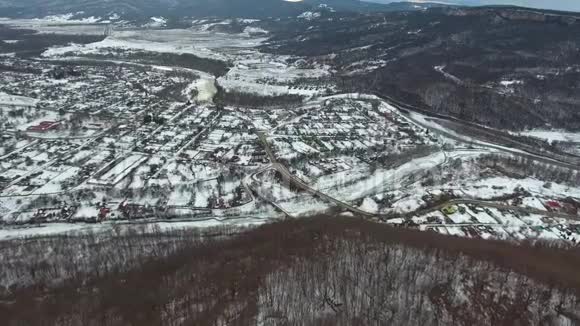 冬季俄罗斯乡村景观冰冻河流上的桥梁视频的预览图