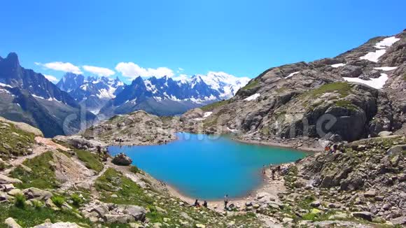 法国阿尔卑斯山的美丽景观青绿色白兰湖在法国白兰湖在夏日与白兰山为背景视频的预览图