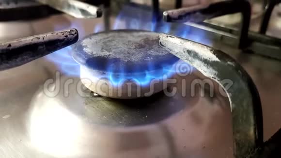 燃烧蓝色火焰的燃气燃烧器视频的预览图