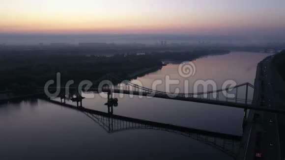 在基辅的第聂伯河上度过了一天基辅邮政广场上美丽的黎明基辅关于Dnieper的录像视频的预览图