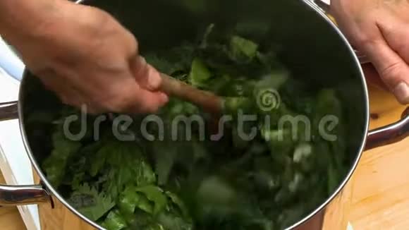 烹饪和搅拌莱菲绿视频的预览图