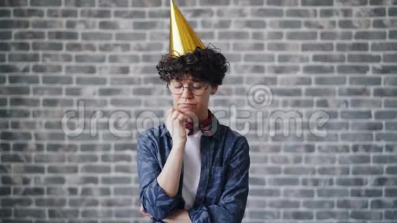 生日女孩戴着派对帽双臂交叉着悲伤的脸视频的预览图