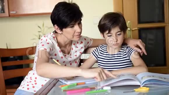 中年母亲帮女儿做作业视频的预览图