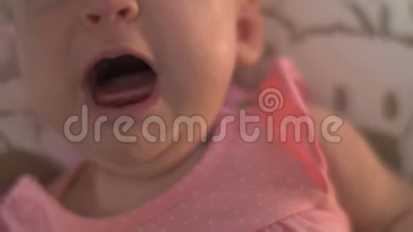饥饿的女婴哭泣视频的预览图