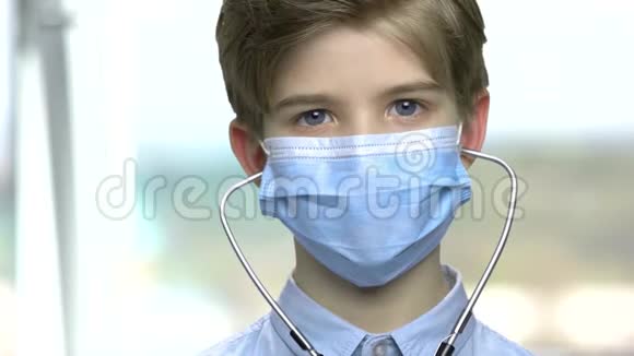 带上医疗面具的男孩视频的预览图