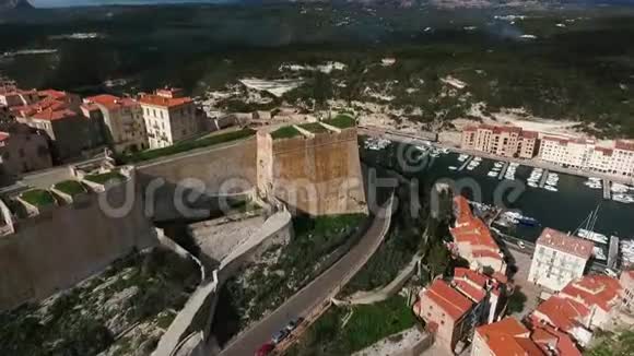 在科西嘉岛上的码头和博尼法西奥镇的空中景色视频的预览图