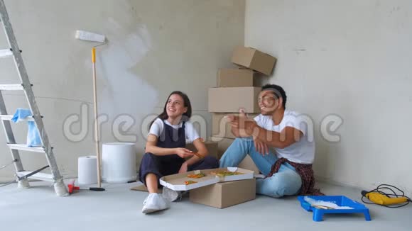 一对年轻夫妇在新公寓修理期间吃披萨视频的预览图