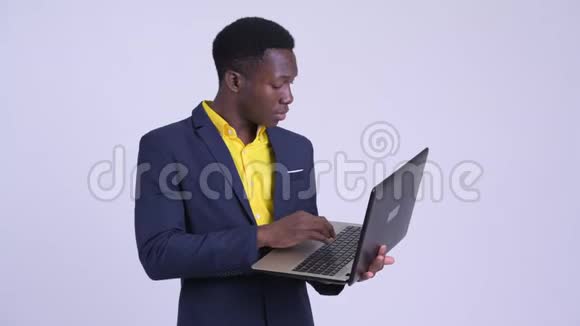 年轻的非洲商人使用笔记本电脑看上去很震惊视频的预览图