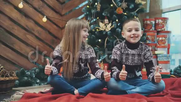 穿着红葡萄酒羊毛衫的白种人兄弟姐妹竖起大拇指对新年气氛感到满意视频的预览图