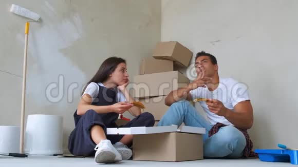 一对年轻夫妇在新公寓修理期间吃披萨视频的预览图