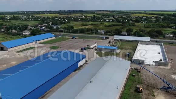 巨大仓库和附近村庄的空中镜头空中镜头视频的预览图