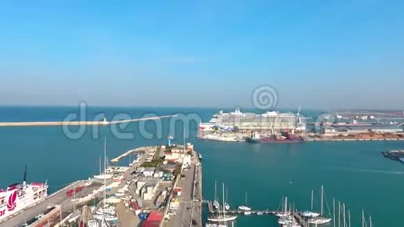 商业海港的鸟瞰图视频的预览图