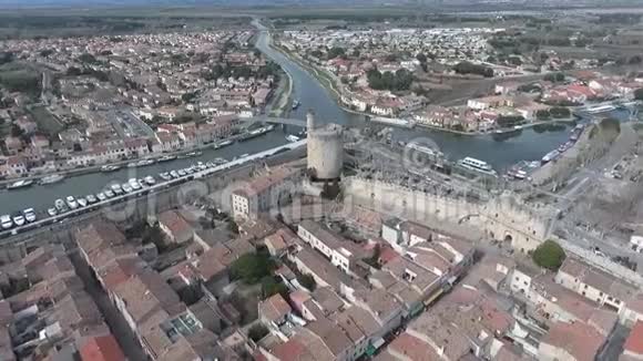 加固塔和水道交叉处的堡垒墙视频的预览图