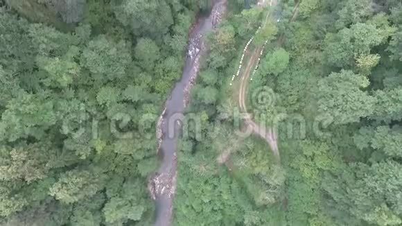 在山河附近的乡村里飞过一片田园视频的预览图