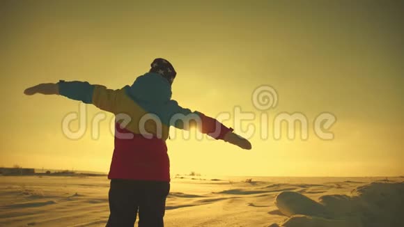 一个女孩站在雪山生活方式之上的剪影一个梦想和旅行的概念她梦想着视频的预览图