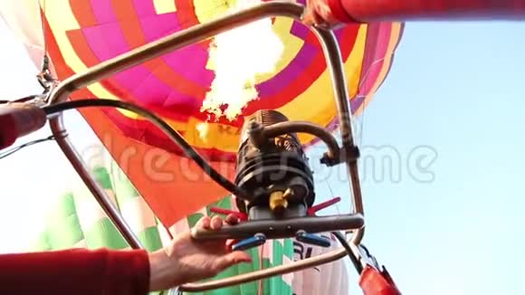 打开消防车给气球充热空气视频的预览图