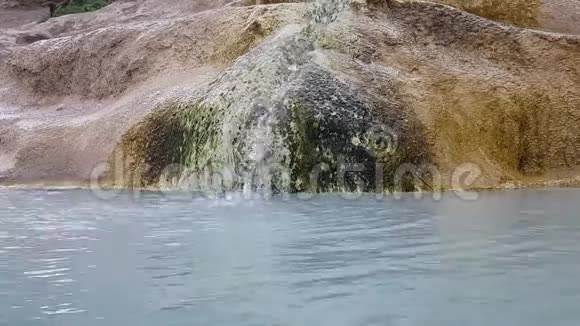 矿泉水小溪视频的预览图