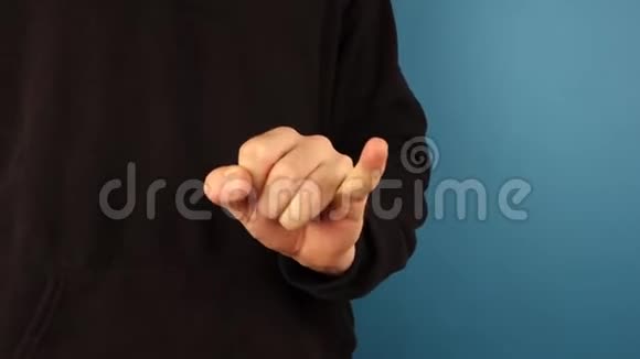 一个站在黑色帽衫里的人一只手的手指数到五视频的预览图