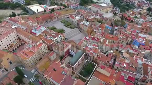西班牙安蒂克埃斯科塔多广场和塔拉戈纳镇的空中景观视频的预览图
