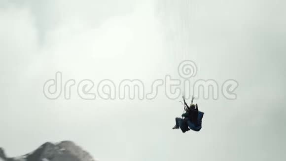 在雪山上空飞行的滑翔伞摄像机视频的预览图