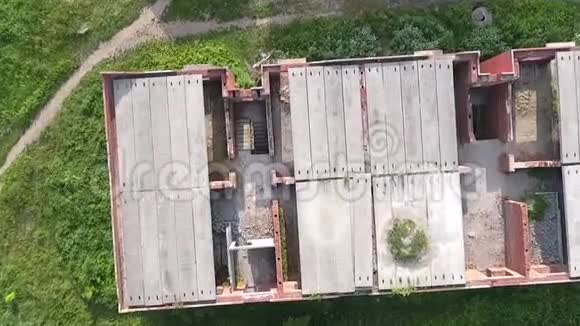 从无人驾驶飞机上俯瞰一座砖楼的废墟视频的预览图