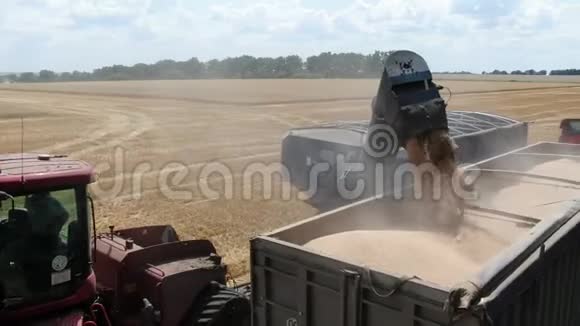 卡特彼勒拖拉机把小麦倒进卡车的后部视频的预览图
