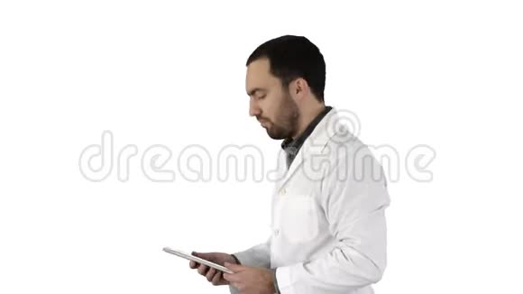 医疗保健医疗和技术医生与病人交谈使用片剂在白色背景视频的预览图