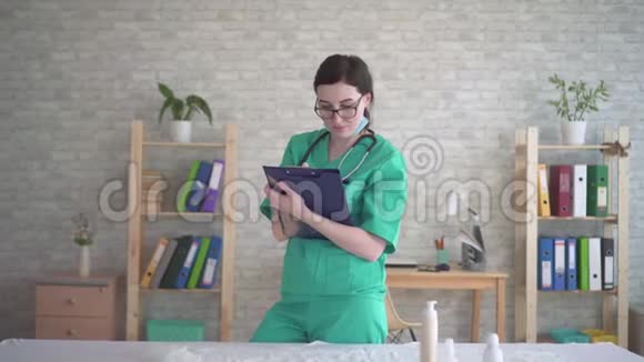 微笑的女医生身着听诊器制服的中年视频的预览图