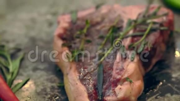 浓汁生牛肉T骨牛排视频的预览图
