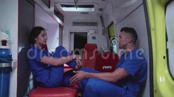 医护人员坐在救护车里谈笑风生视频的预览图