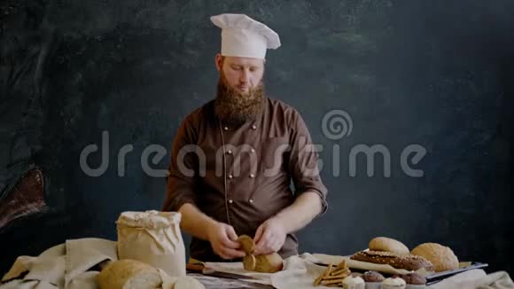 厨师吃一片刚准备好的面包以检查质量视频的预览图