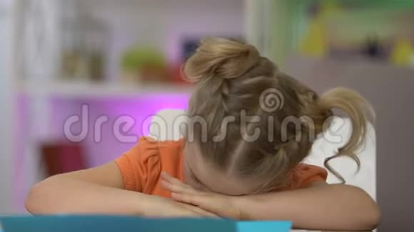被解雇的女孩在餐桌上哭泣缺乏父母的支持和照顾孤独视频的预览图