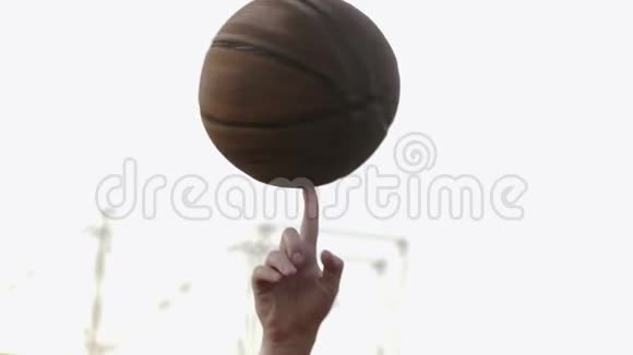 篮球平衡和手指旋转视频的预览图