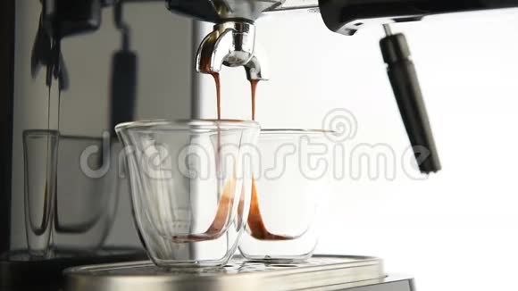 白色背景下的咖啡浓缩咖啡准备视频的预览图