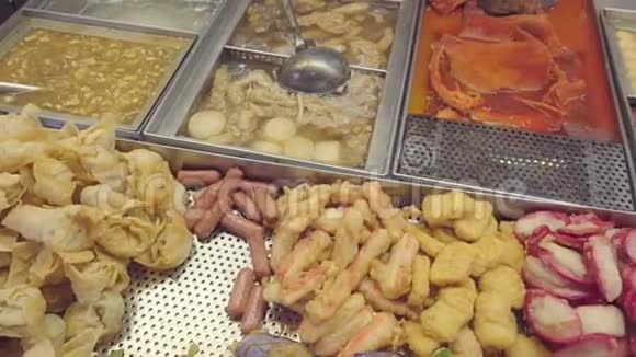 食物摊上的香港街头美食视频的预览图