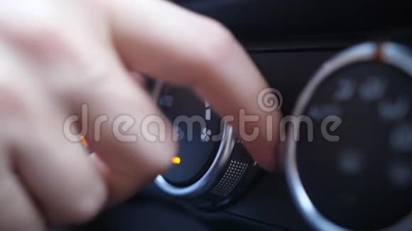 女人汽车空调的手指调节旋钮视频的预览图