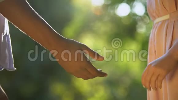 非裔美国男孩在阳光公园和女友牵手信任的关系视频的预览图