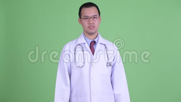 戴着眼镜的亚洲男医生得到了坏消息视频的预览图