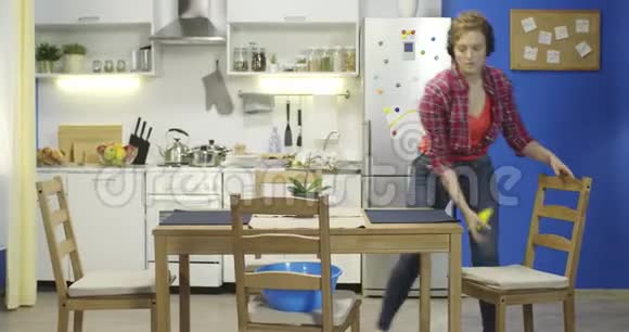 女人擦拭灰尘打扫厨房视频的预览图