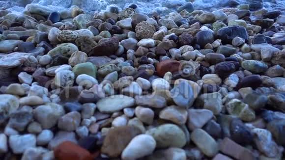小石头和海浪视频的预览图