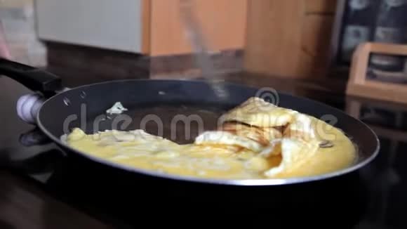 那个女孩在锅里煮了一个煎蛋卷视频的预览图