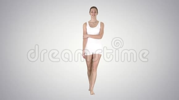 微笑快乐迷人的健身女孩走在梯度背景上视频的预览图