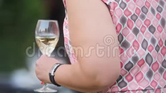 一个穿着粉红色衣服的女人拿着一杯饮料视频的预览图